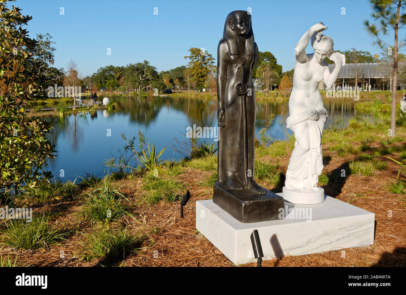 Le mete del Muse; 2006; Fred Wilson; bronzo e vernice; Arte; acqua, alberi, scultura Besthoff giardini; City Park; New Orleans; LA; USA; autunno; hor Foto Stock