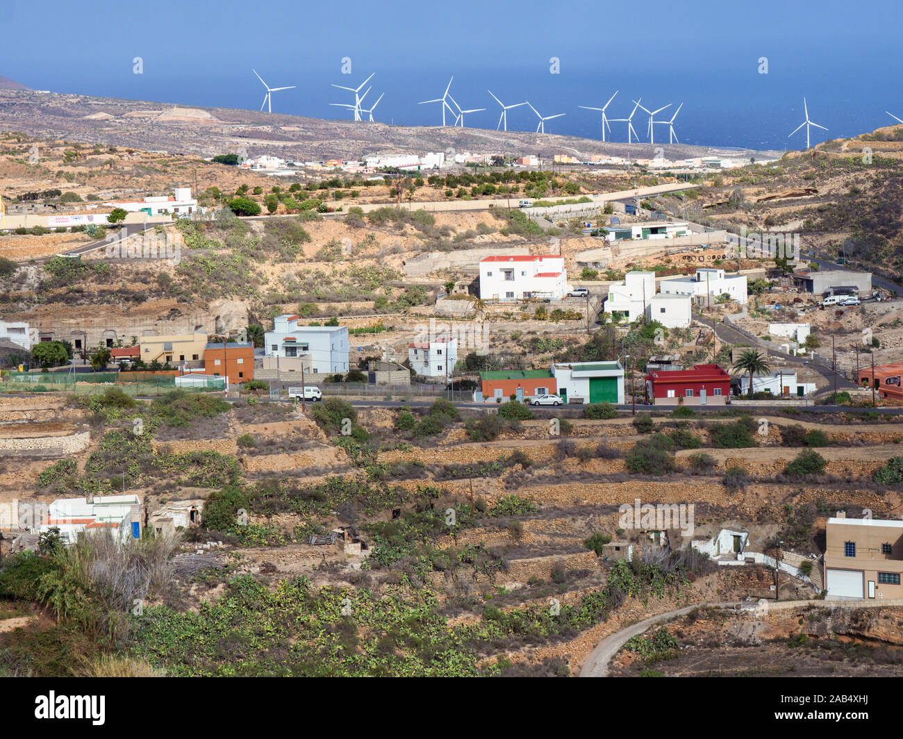 La vista su un tipico paesaggio del sud di Tenerife. In mezzo ci sono dei piccoli insediamenti con coloratissime case delle Canarie, sulla costa di una fila di bianco Foto Stock