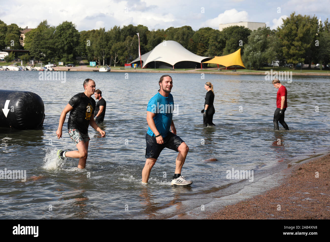 Difficile ostacolo Viking corso gara 2019 partecipanti dopo immersione in mare a Helsinki in Finlandia Foto Stock