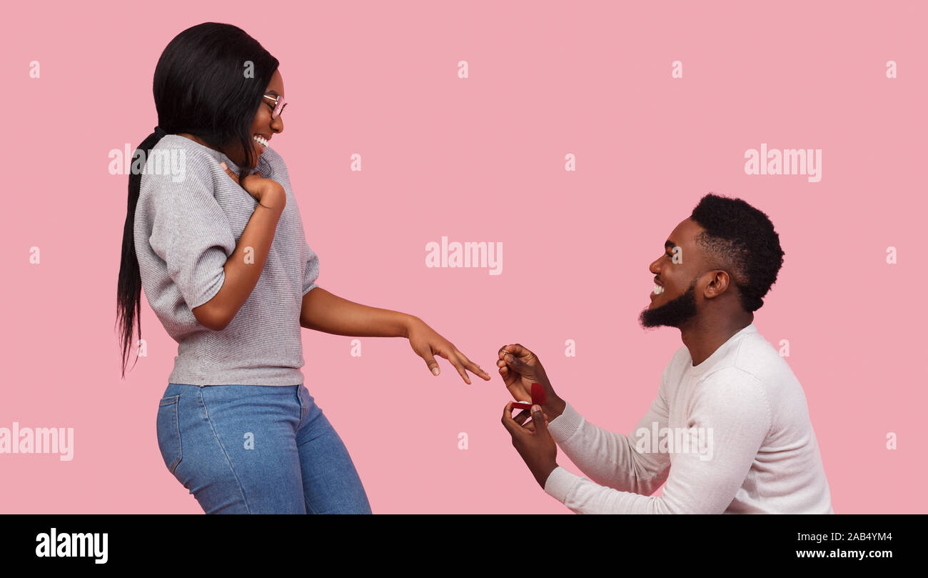 Uomo felice mettendo anello di fidanzamento per la sua fidanzata dito Foto Stock