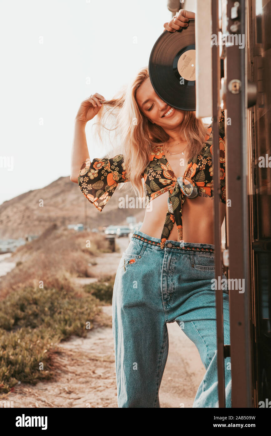 Retrò con caravan hippie californiagirl. california van stile di vita Foto Stock