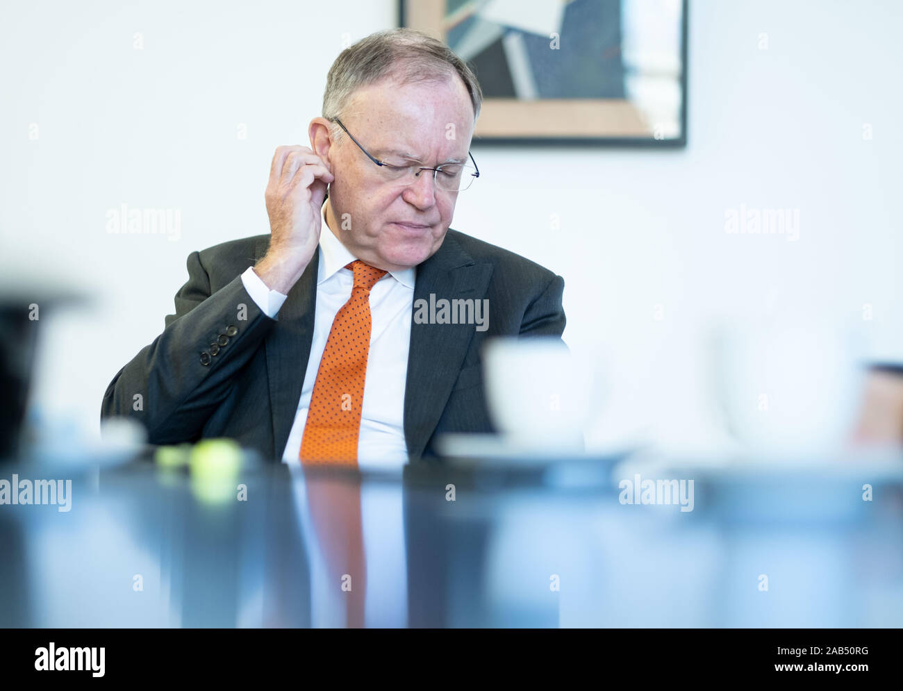 14 novembre 2019, Bassa Sassonia, Hannover: Stephan Weil, primo ministro del Land della Bassa Sassonia (SPD), parla durante un'intervista. Foto: Peter Steffen/dpa Foto Stock