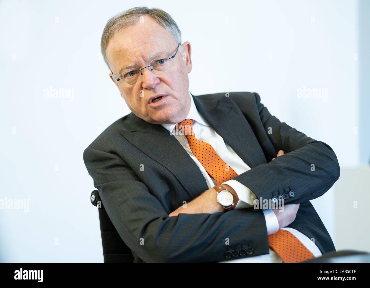 14 novembre 2019, Bassa Sassonia, Hannover: Stephan Weil, primo ministro del Land della Bassa Sassonia (SPD), parla durante un'intervista. Foto: Peter Steffen/dpa Foto Stock