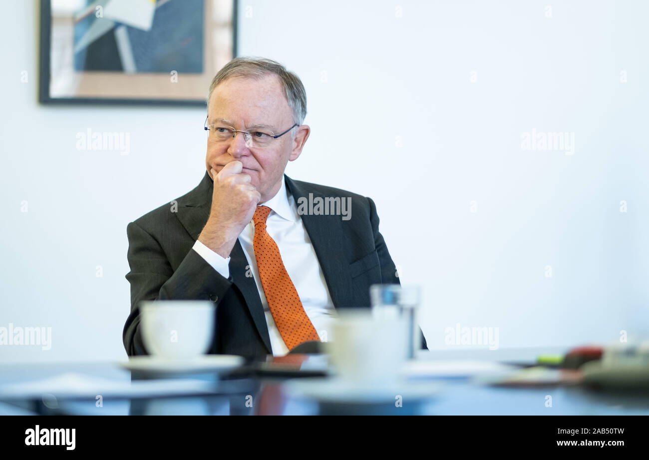 14 novembre 2019, Bassa Sassonia, Hannover: Stephan Weil, primo ministro del Land della Bassa Sassonia (SPD), parla durante un'intervista. Foto: Peter Steffen/dpa Foto Stock
