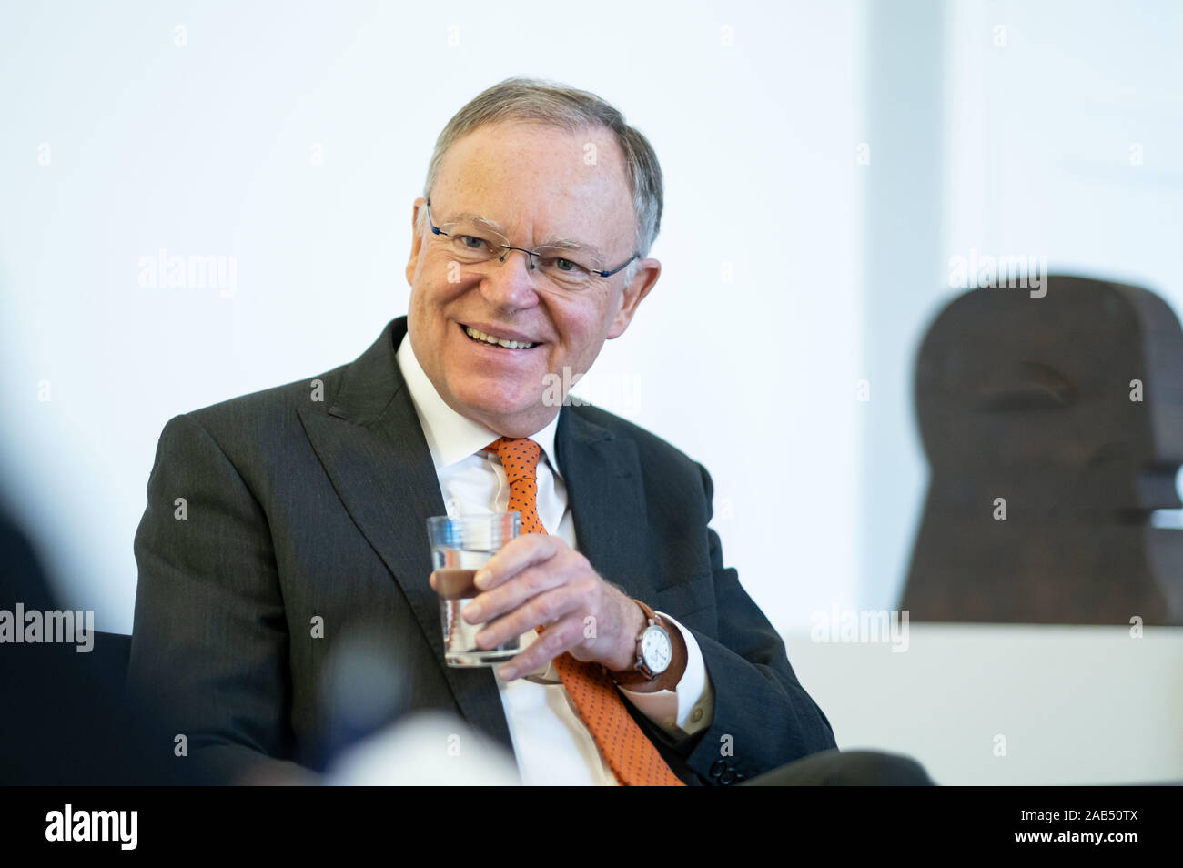 14 novembre 2019, Bassa Sassonia, Hannover: Stephan Weil, primo ministro del Land della Bassa Sassonia (SPD), parla durante un'intervista. Foto: Peter Steffen/dpa Foto Stock