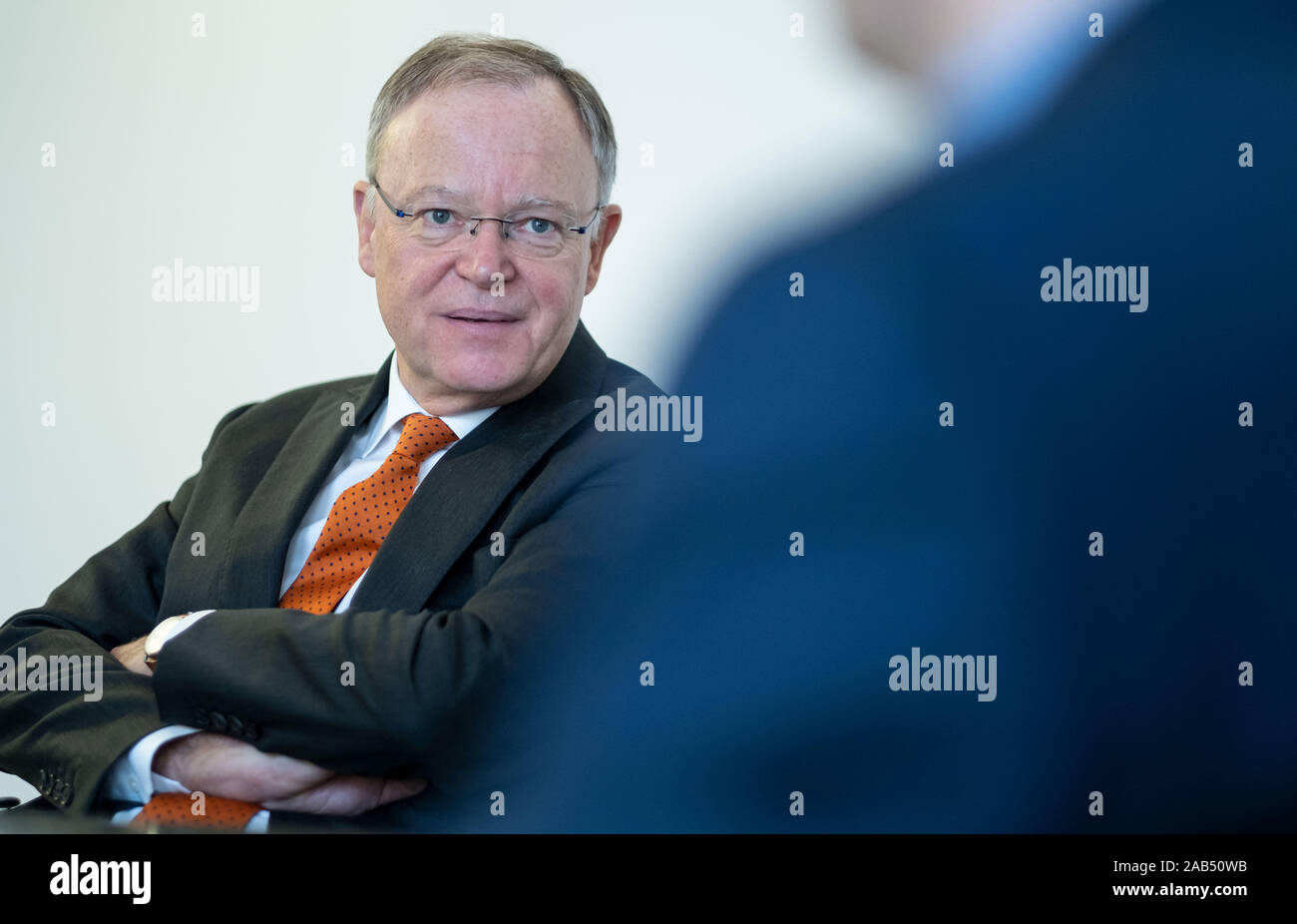 14 novembre 2019, Bassa Sassonia, Hannover: Stephan Weil, primo ministro del Land della Bassa Sassonia (SPD), parla durante un'intervista. Foto: Peter Steffen/dpa Foto Stock
