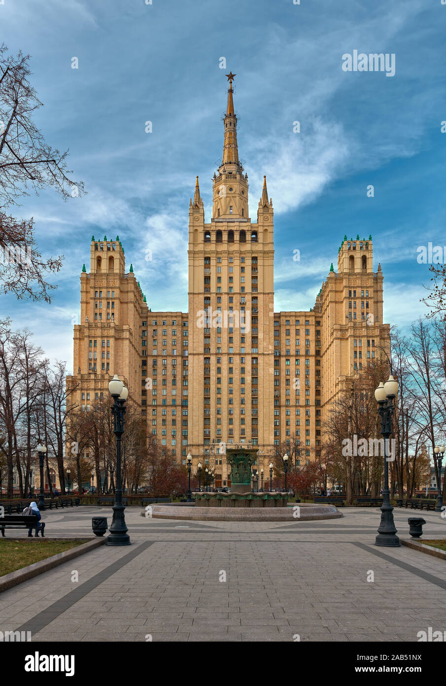 Mosca, Russia, vista della Piazza Kudrinskaya Edificio, uno dei sette Stalin ad alta sorge nella città, costruito 1948-1954, punto di riferimento Foto Stock