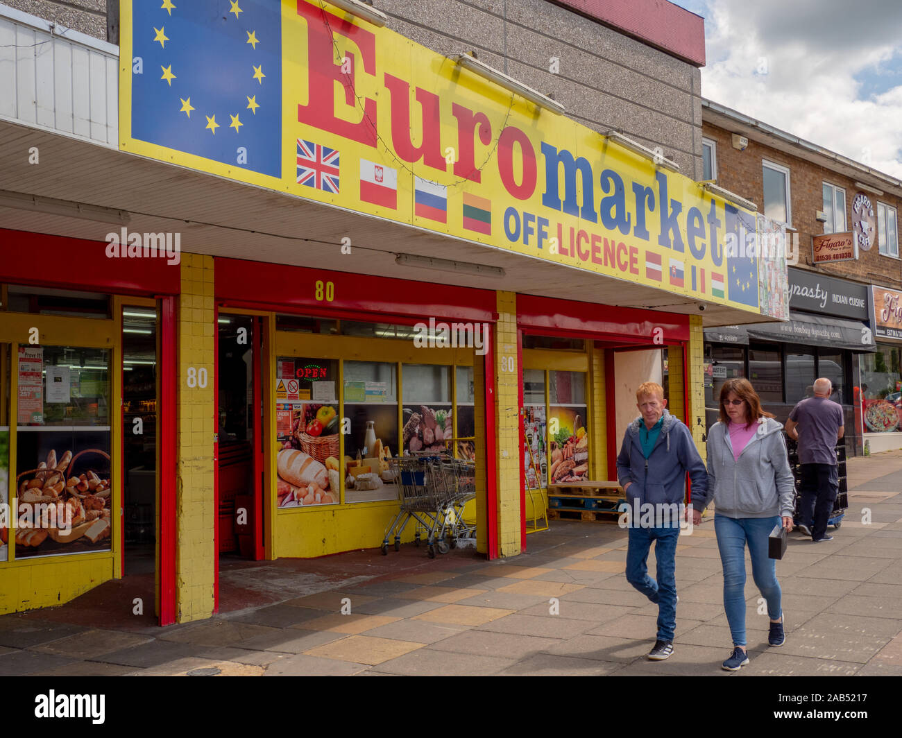 Mercato dell'EURO LICENZA OFF in Corby Town Center. Foto Stock