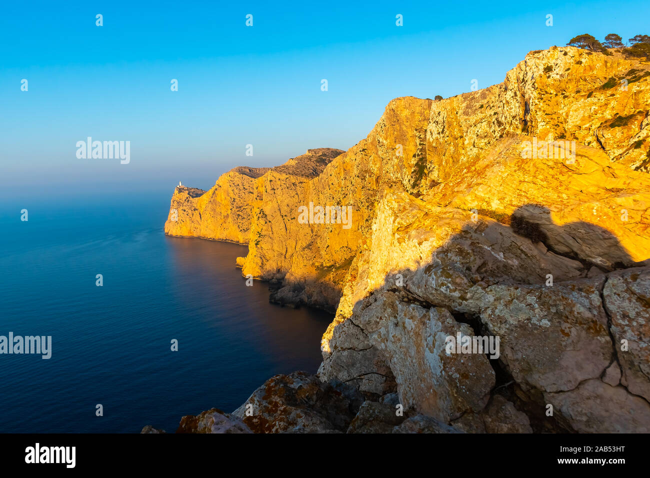 Faro di Cap Formentor durante il Sunrise, Mallorca, mare Mediterraneo Foto Stock