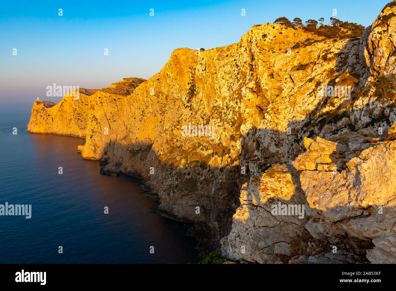Faro di Cap Formentor durante il Sunrise, Mallorca, mare Mediterraneo Foto Stock