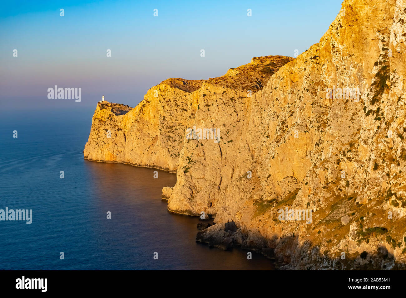 Faro di Cap Formentor durante il Sunrise, Mallorca, mare Mediterraneo Foto Stock