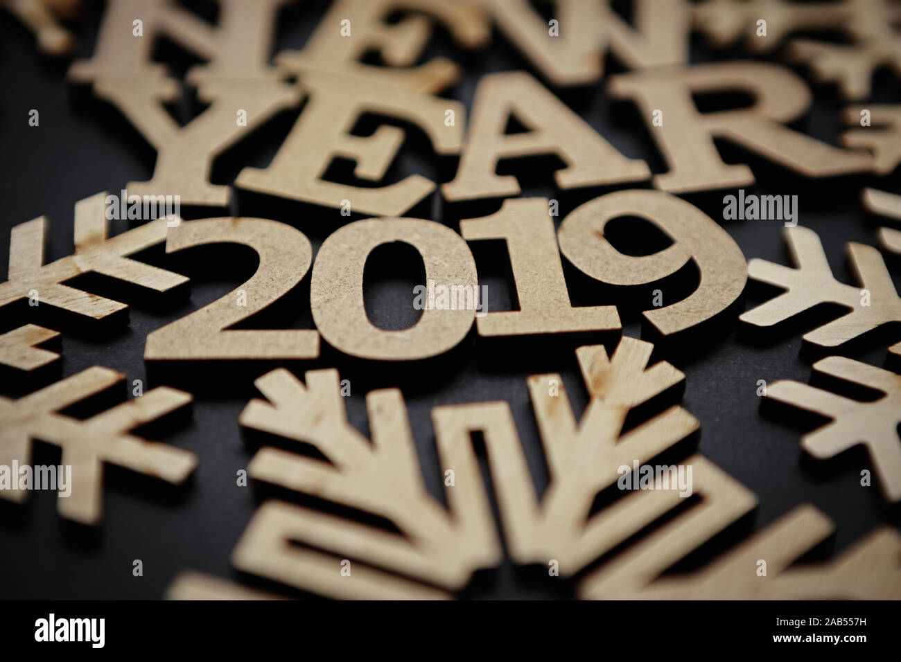 Felice Anno Nuovo 2019 lo sfondo.sfondo nero con le lettere in legno e figure shot in close up macro style.stile rustico sfondo per vacanze invernali Foto Stock