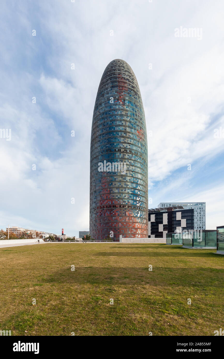 La Torre Agbar Tower - Torre glorie grattacielo vicino a Plaça de les Glòries Catalanes, Barcellona, in Catalogna, Spagna, progettato dall'architetto Jean Nouvel Foto Stock