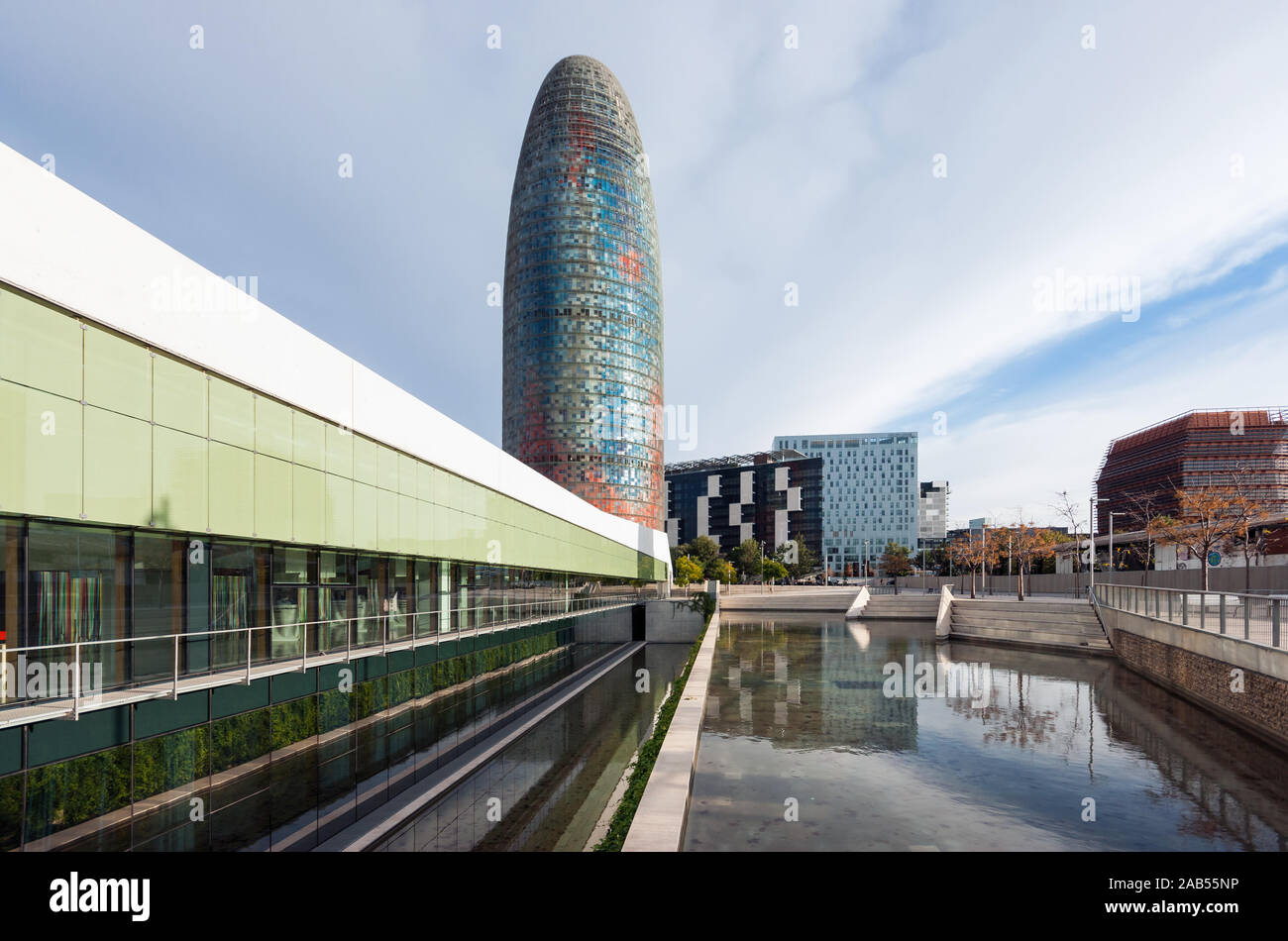 La Torre Agbar Tower Torre glorie grattacielo da Jean Nouvel e Museu del Disseny Design Museum da farine di carne e di ossa architetti, Barcellona, in Catalogna, Spagna Foto Stock