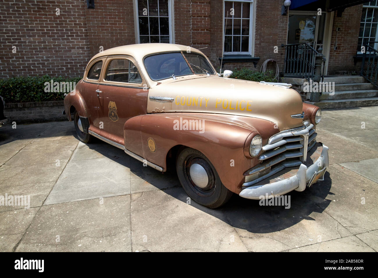 1947 beige marrone chevrolet stylemaster contea di vecchia auto della polizia al di fuori di savana del dipartimento di polizia di Savannah in Georgia negli Stati Uniti Foto Stock
