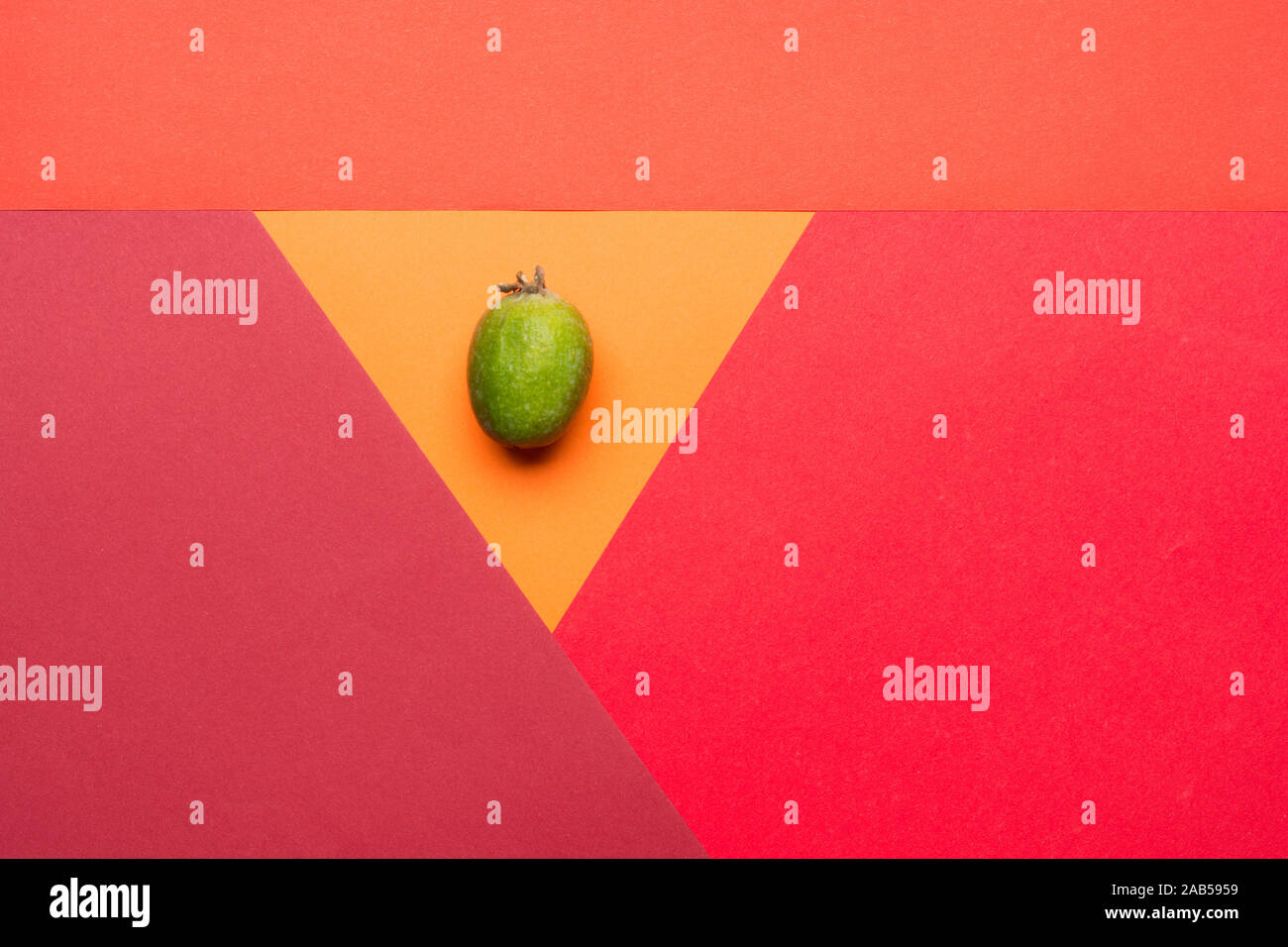 Feijoa frutto su sfondo colorato. Vista superiore arte pop minimal piatto stile di laici. Foto Stock