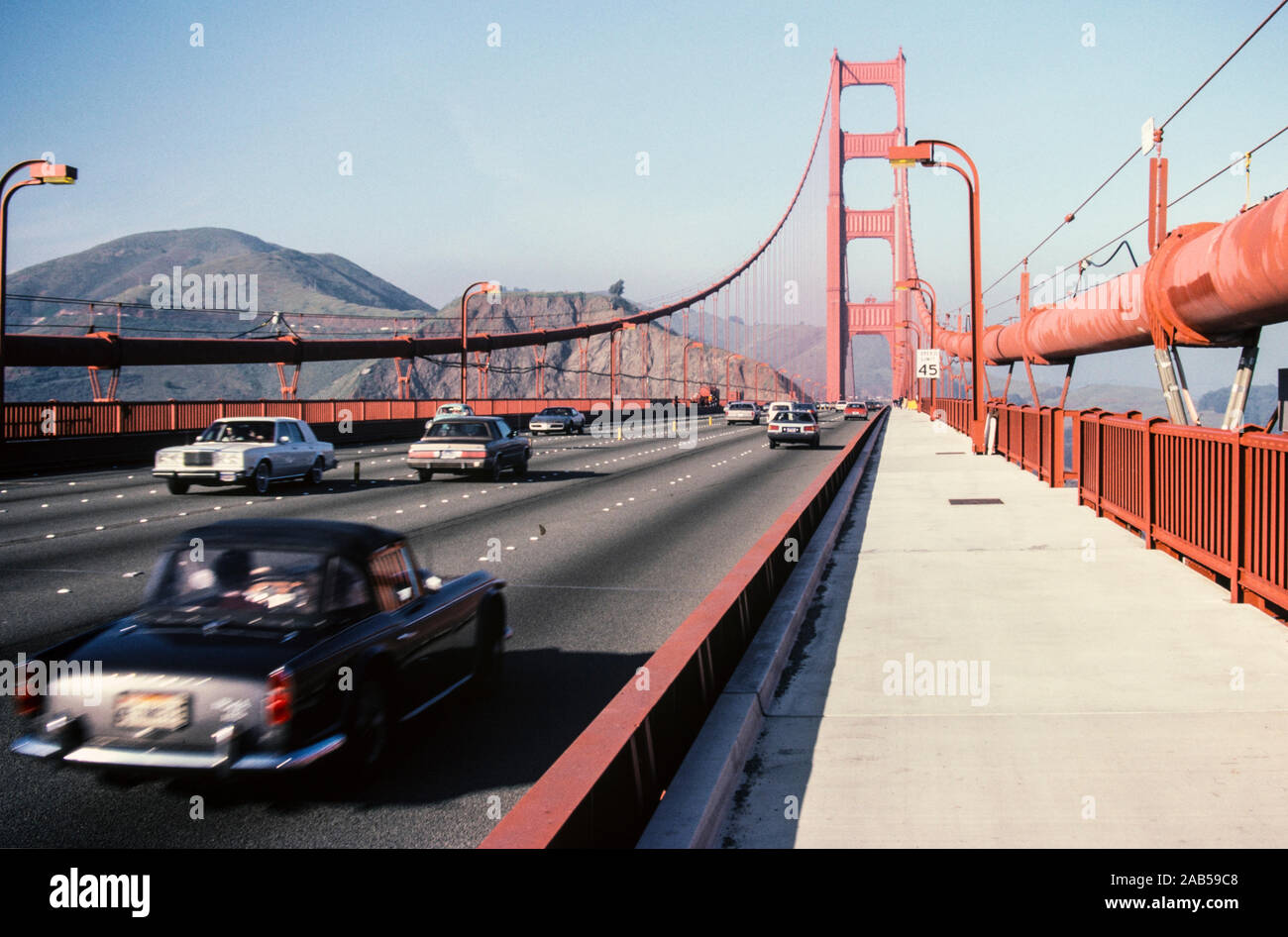 San Francisco, California, Stati Uniti d'America - 6 Gennaio 1985: Foto Vintage del traffico sul Golden Gate Bridge. Foto Stock