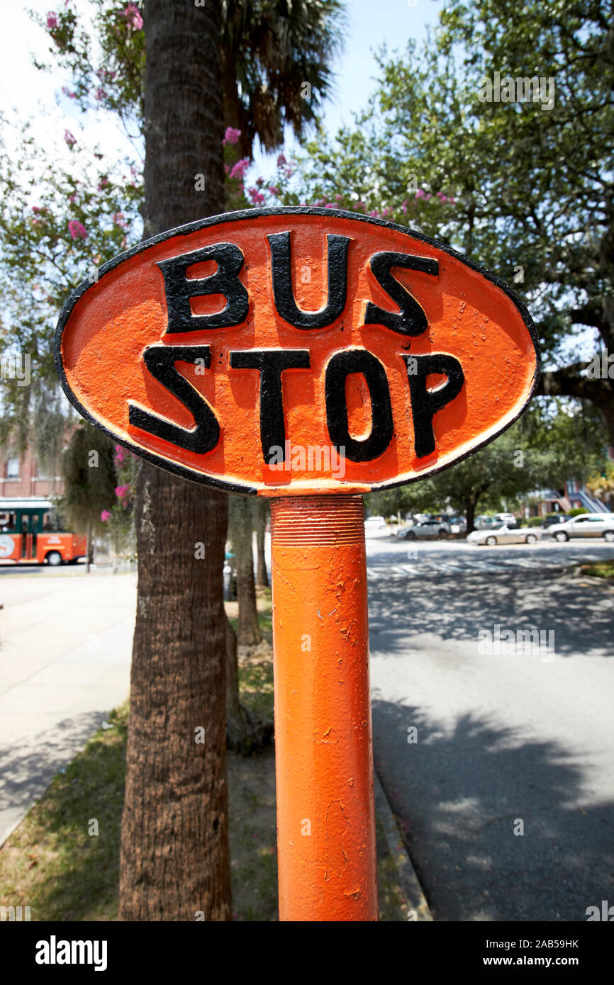 Arancione e nero metallico autobus storico segno di stop Downtown Historic District Savannah in Georgia negli Stati Uniti Foto Stock