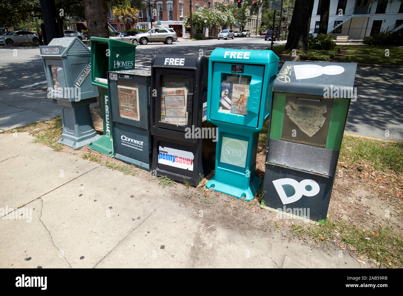 Free Papers dosatori sulla strada nel quartiere storico di Savannah in Georgia negli Stati Uniti Foto Stock