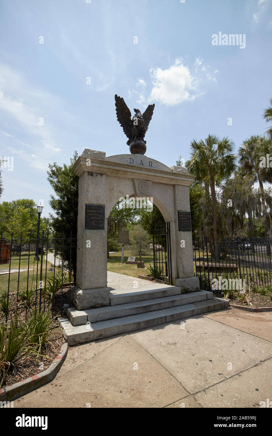 Cancello di ingresso al parco coloniale cimitero con le figlie della rivoluzione americana iscrizioni di Savannah in Georgia negli Stati Uniti Foto Stock