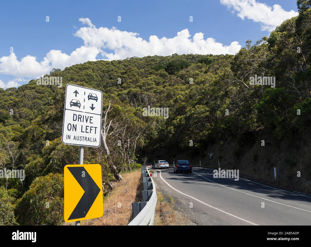 Avviso per i turisti stranieri che in Australia devono guidare sulla sinistra. Fotografato sulla Great Ocean Road, Victoria, Australia. Foto Stock