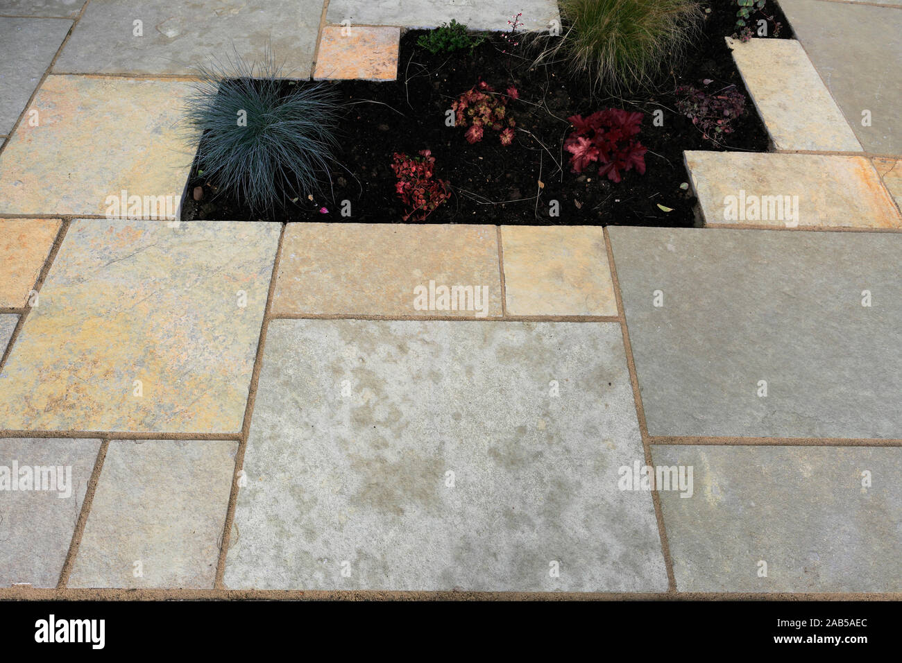 Patio pavimentazioni in un giardino residenziale ambiente. Foto Stock