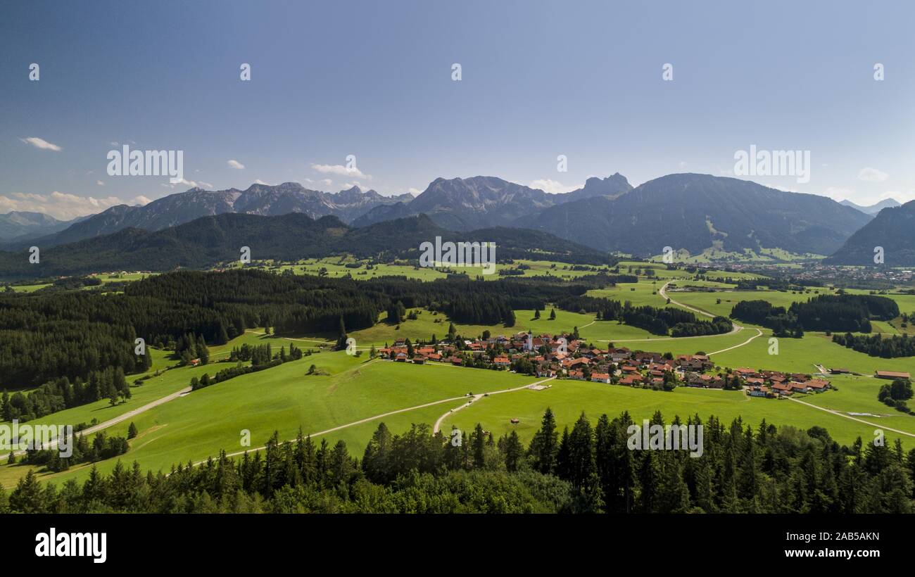 Vista della città di Zell im Allgäu, sullo sfondo la metà destra Aggenstein (1985 m) e a destra il Breitenberg (1838 m), in Baviera, Germania, Europa Foto Stock