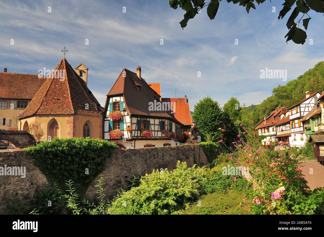 Semi-case con travi di legno sul fiume Weiss nella città di Kaysersberg, in Alsazia, Francia, Europa Foto Stock