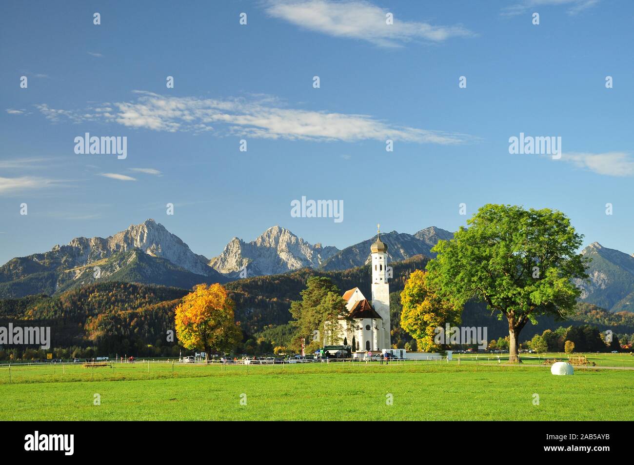 Chiesa di San Coloman a Schwangau, sullo sfondo le montagne di Tannheimer, sulla sinistra la Gehrenspitze (2163 m), al centro la Kellenspitze Foto Stock