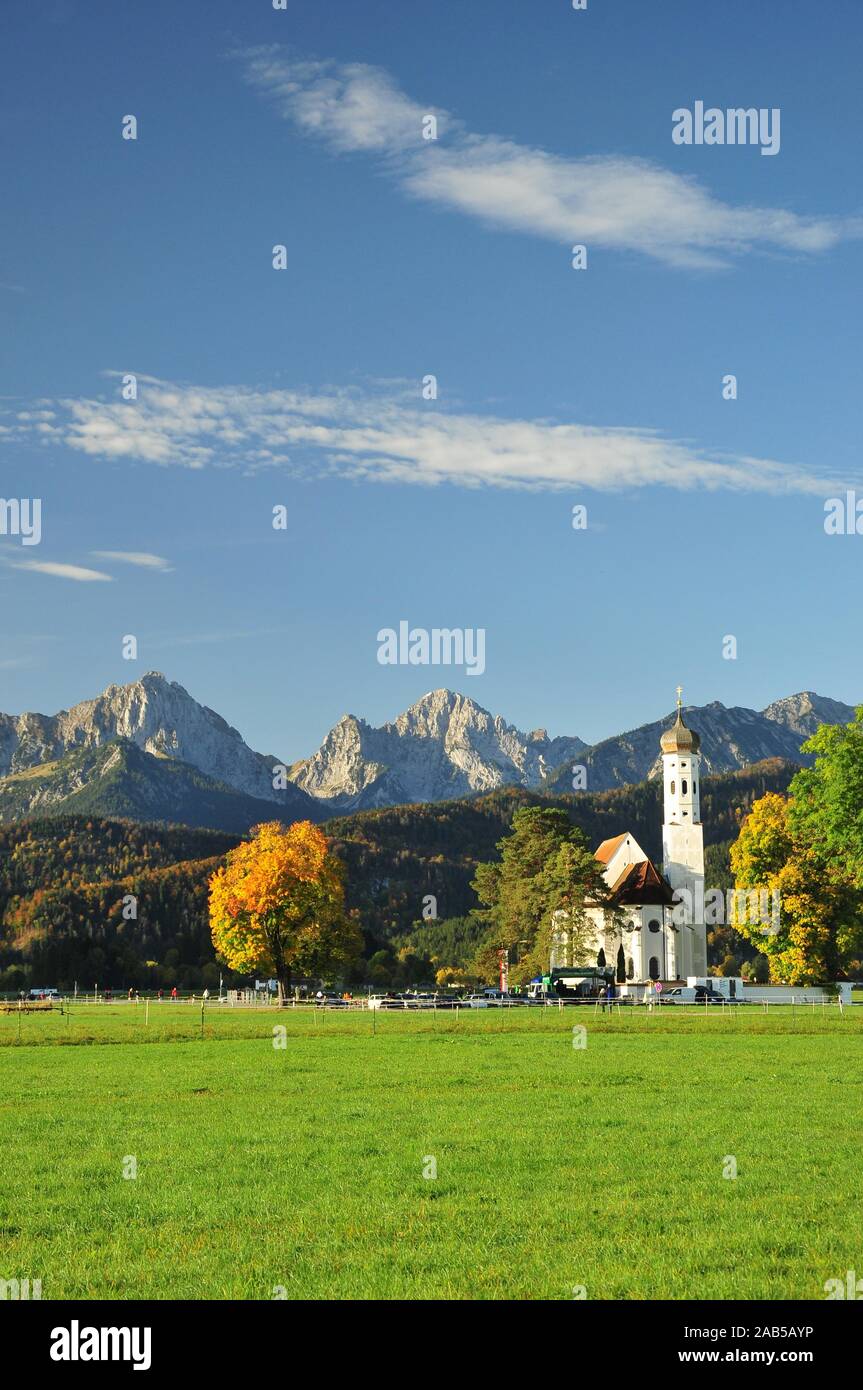Chiesa di San Coloman a Schwangau, sullo sfondo le montagne di Tannheimer, sulla sinistra la Gehrenspitze (2163 m), al centro la Kellenspitze Foto Stock