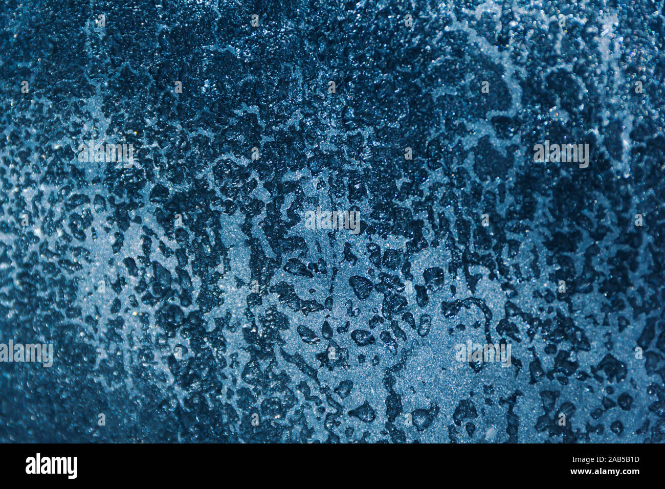 Le gocce congelate di acqua sul vetro, sfondo Foto Stock