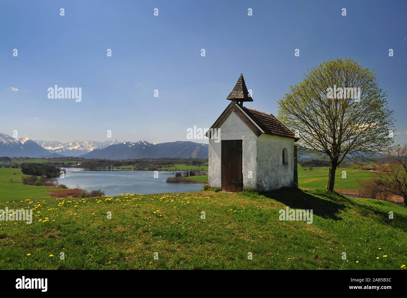 Cappella Mesnerhaus sul Aidlinmger Höhe, sullo sfondo la Riegsee e la Wettersteingebirge, Baviera, Germania, Europa Foto Stock