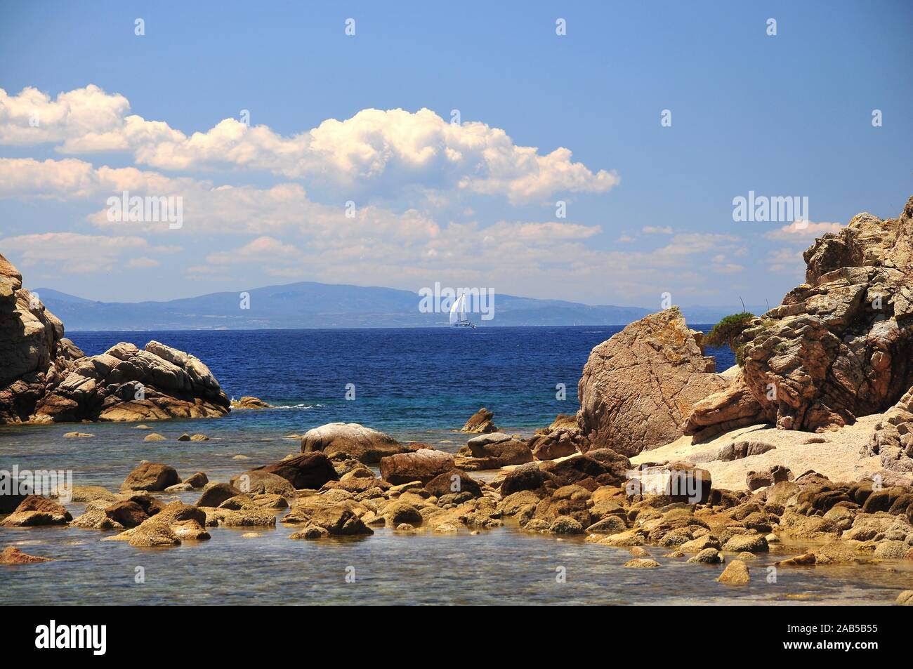 Nave a vela in La Bouche de Bonifacio parco naturale nel sud della Corsica, in background sardegna, Francia, Europa Foto Stock