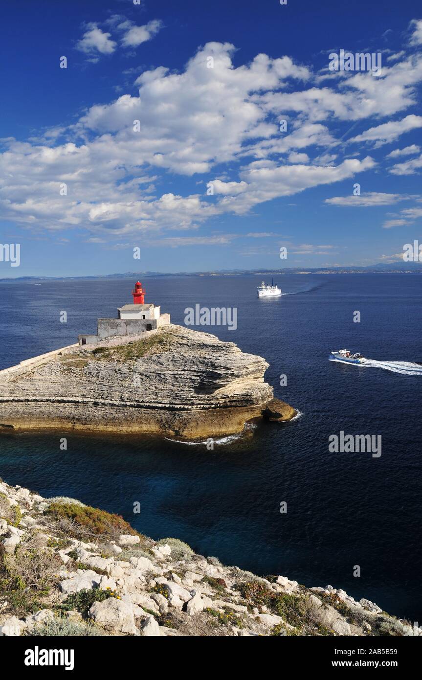 Il faro di Phare de La Madonette alla bocca del porto di Bonifacio, in background Sardegna, Corsica, Francia, Europa Foto Stock