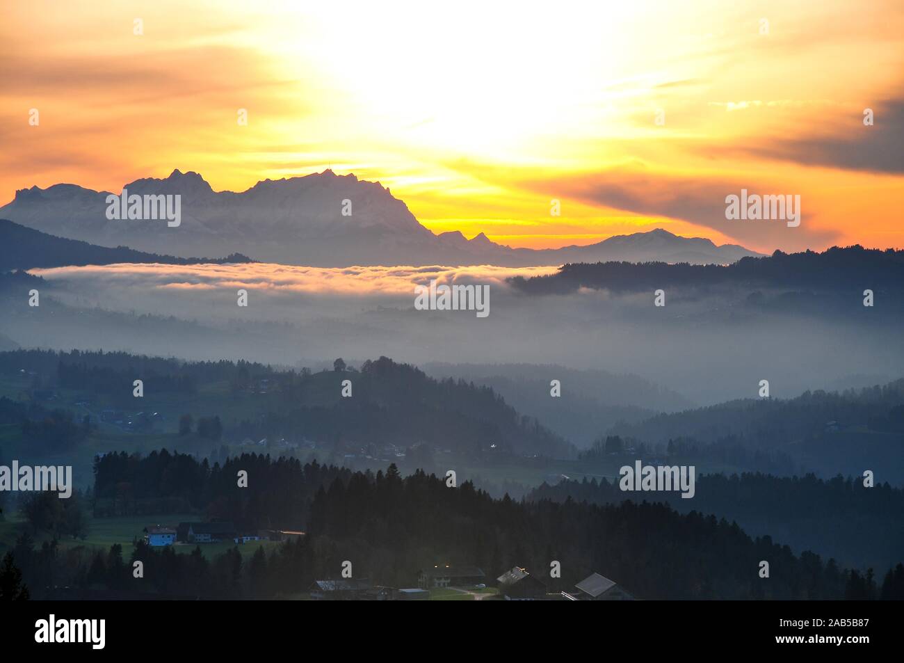 Vista dall'altopiano Hagspiel in Algovia vicino a Oberstaufen al massiccio del Säntis (2501 m) in Appenzell Alpi in Svizzera Foto Stock