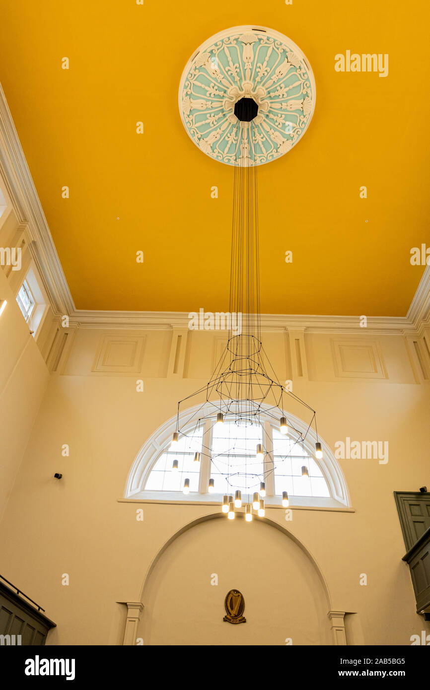 Soffitto e stile moderno lampadario di illuminazione e rosone in gesso, Kilmainham Gaol courtroom, Dublino, Irlanda Foto Stock