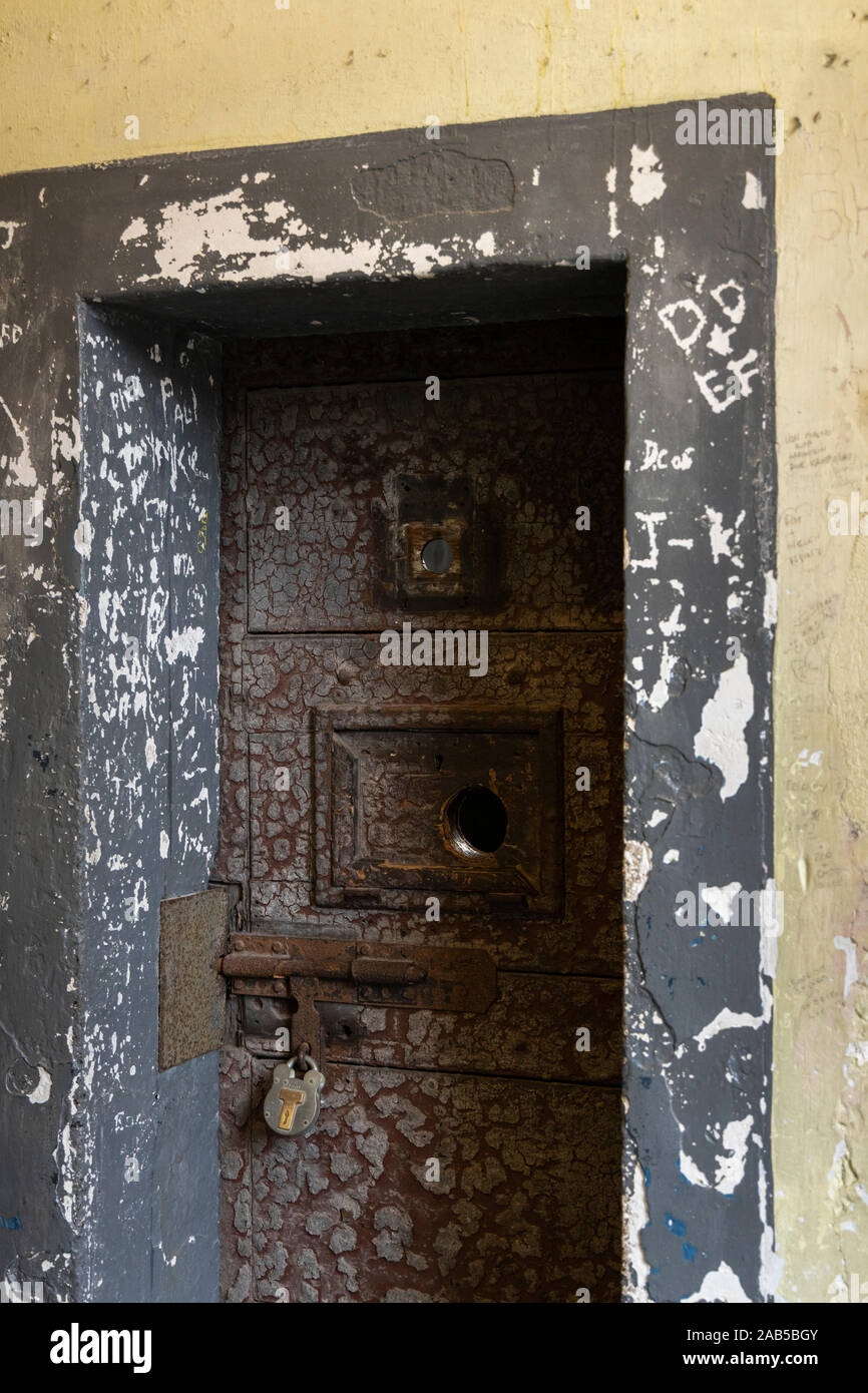 Cella di prigione porte bloccate chiuse nella parte vecchia di Kilmainham Gaol Museum, Dublino, Irlanda Foto Stock