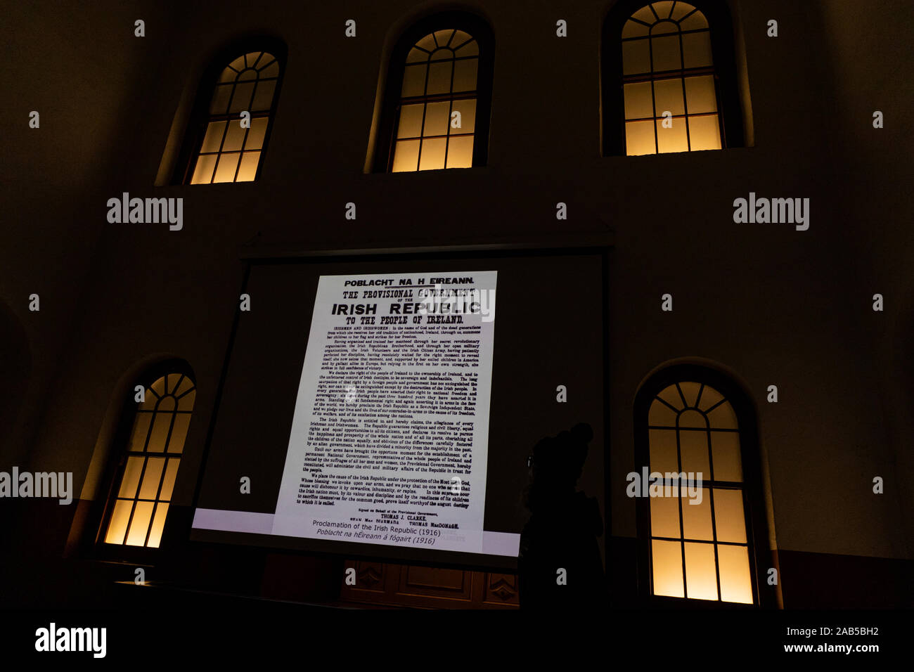 Proiezione del Proclomation della repubblica come pubblicato nel 1916, mostrato come parte di un video audio show di Kilmainham Gaol Museum, Dublino, Irlanda Foto Stock