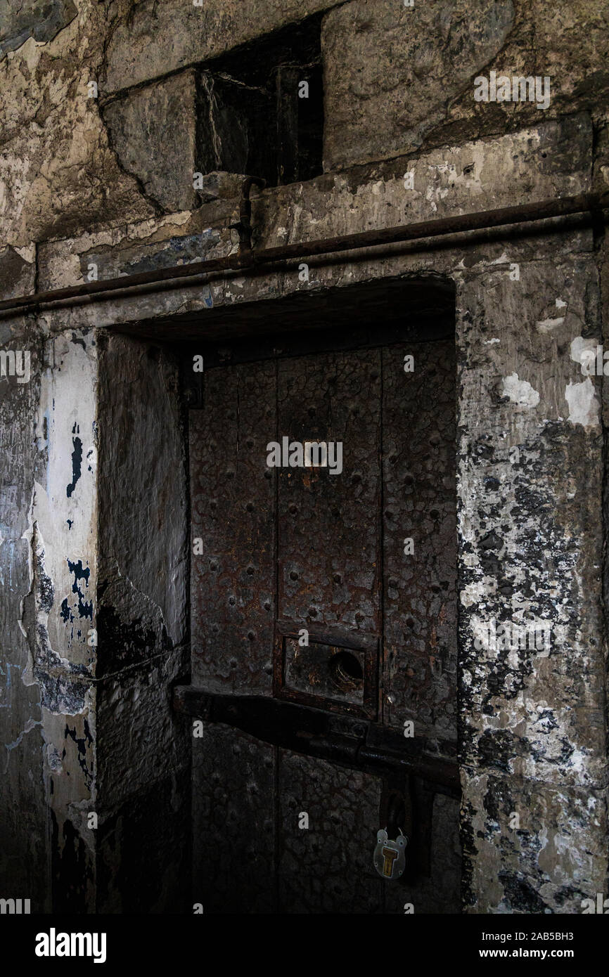 Cella di prigione porte bloccate chiuse nella parte vecchia di Kilmainham Gaol Museum, Dublino, Irlanda Foto Stock