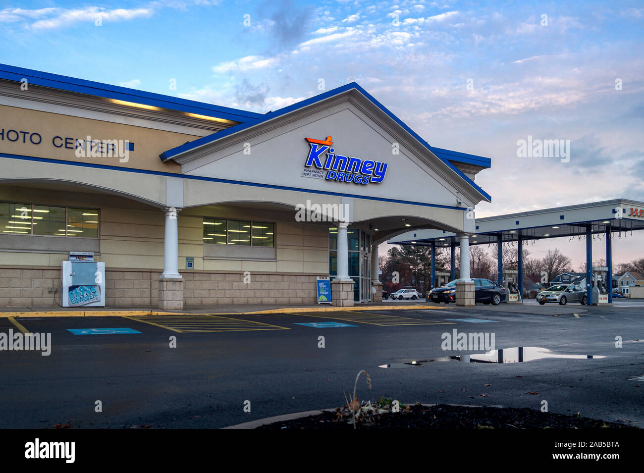 Whitesboro, New York - 24 Nov 2019: Kinney la droga è una catena di circa 100 farmacie e farmacie in tutto il centro e nord di New York, Foto Stock