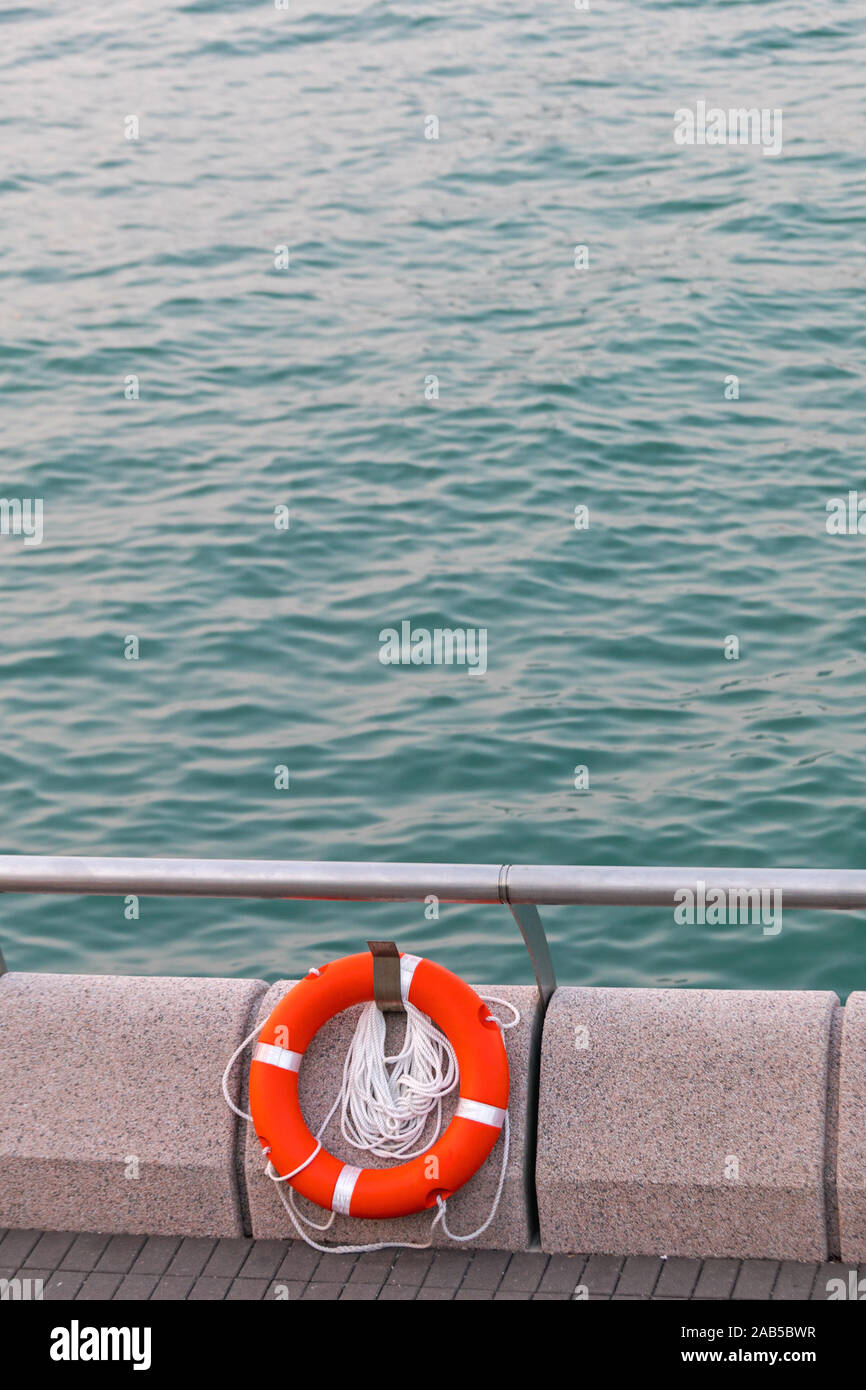 Salvagente salvagente boa ad anello al Mare Foto Stock