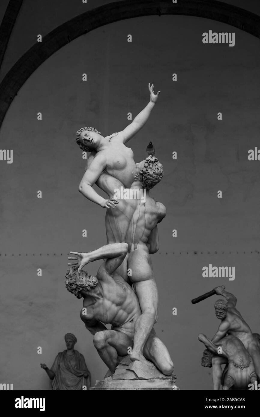 Firenze la culla del Rinascimento: la statua "Il Ratto delle Sabine' dal Giambologna nella splendida Loggia dei Lanzi. Foto Stock