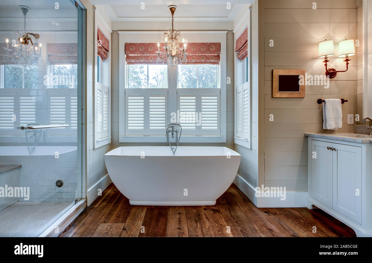 High end bagno con grande vasca da bagno bianco e schierandosi shiplap. Foto Stock