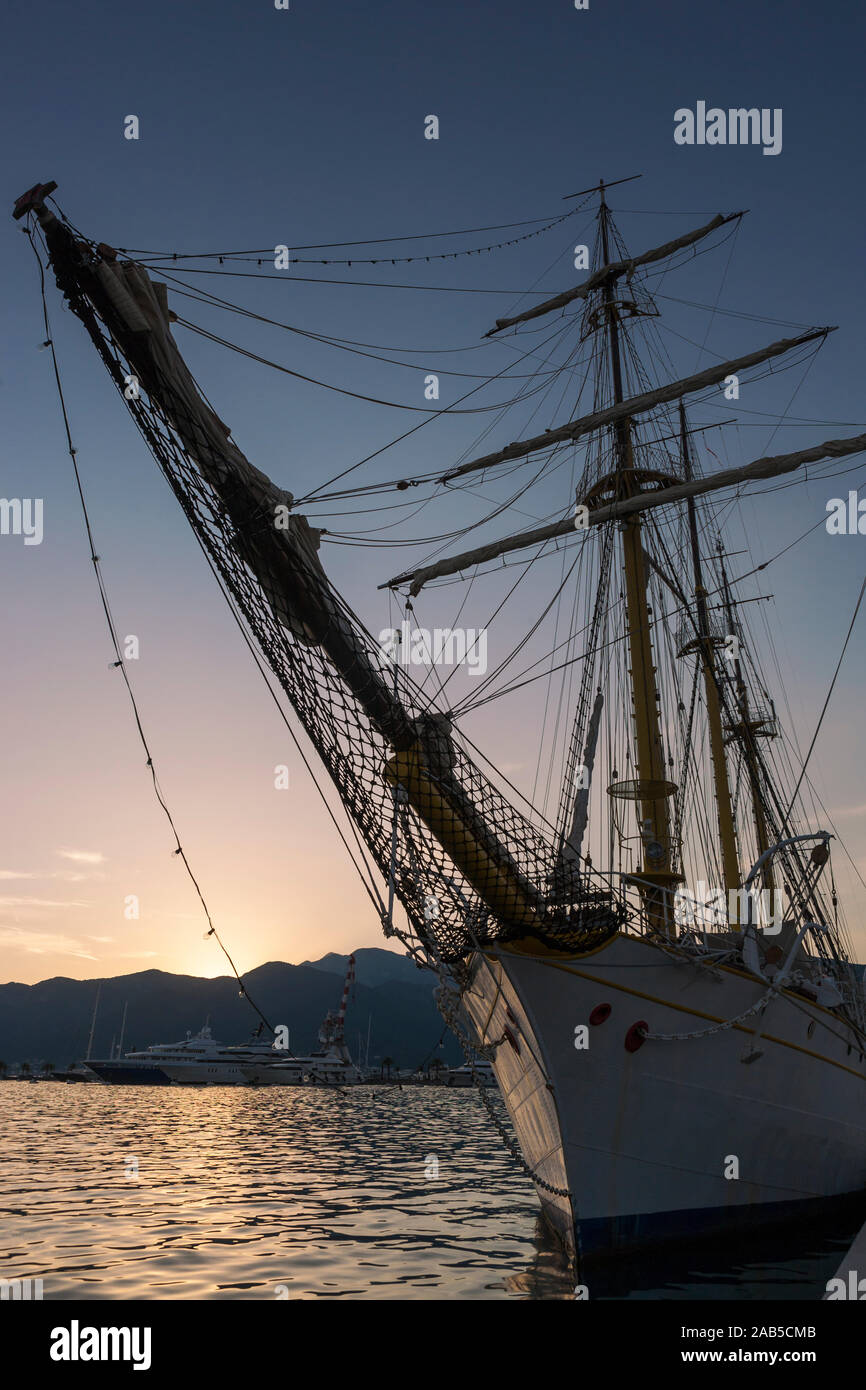 Vista del fronte mare di Tivat, Montenegro: formazione della nave 'Jadran' ormeggiata lungo Foto Stock