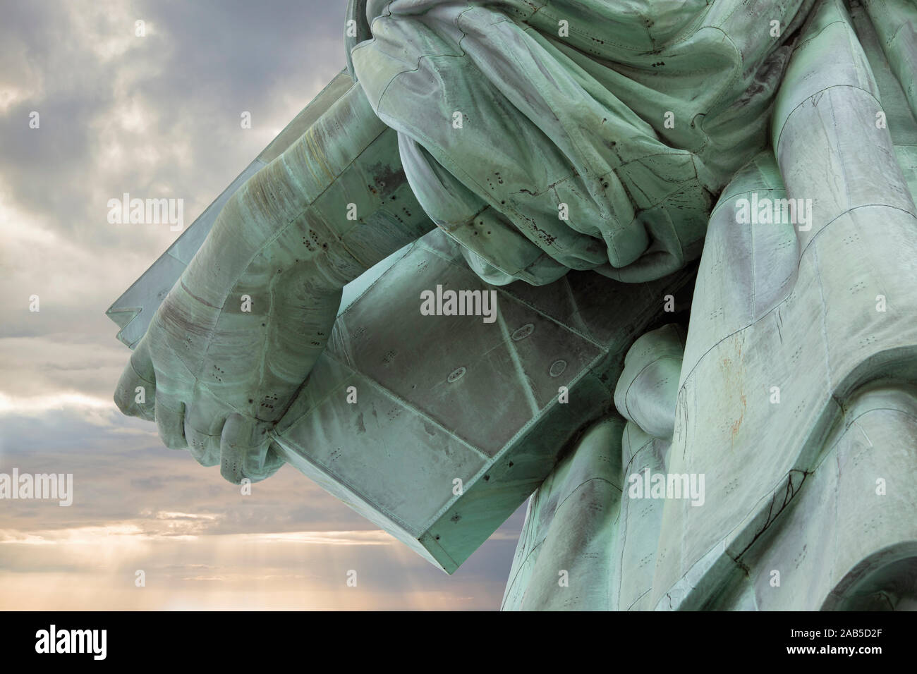 Extreme closeup della mano sinistra della statua della libertà della pasticca al tramonto. Foto Stock