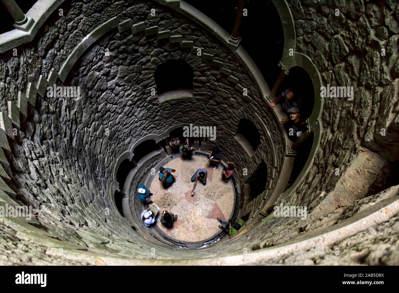 La famosa apertura bene a Quinta da Regaleira, Sintra, Portogallo. Foto Stock