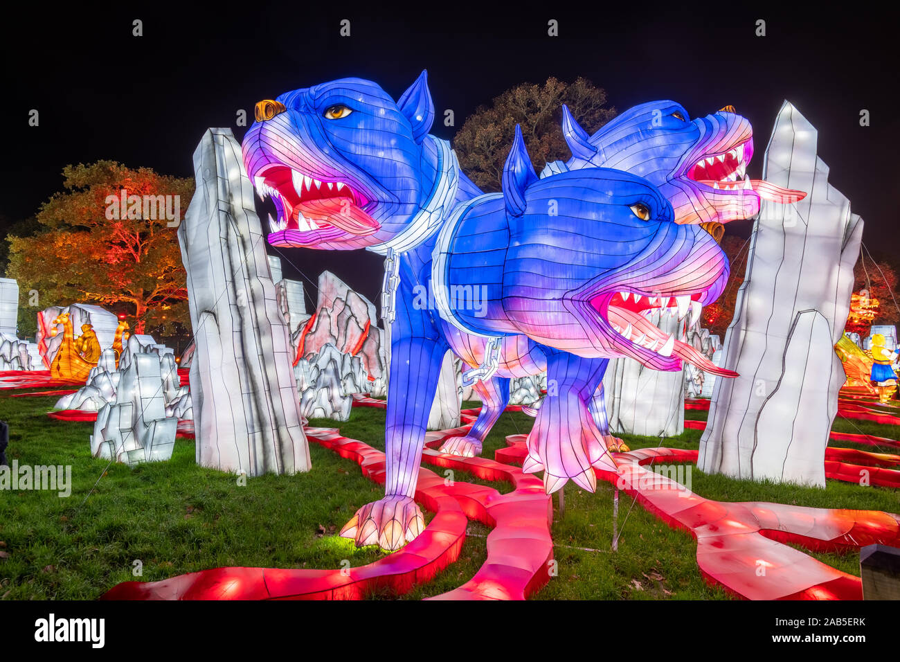 Longleat.Wiltshire.Regno Unito.17 Novembre 2019.una lanterna a forma di tre teste di cane è in mostra presso il Longleat festival della luce. Foto Stock