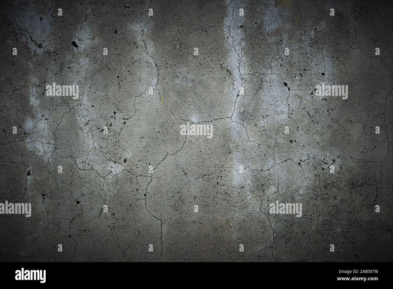 Rotto la parete di calcestruzzo con sottili fessure texture di sfondo Foto Stock