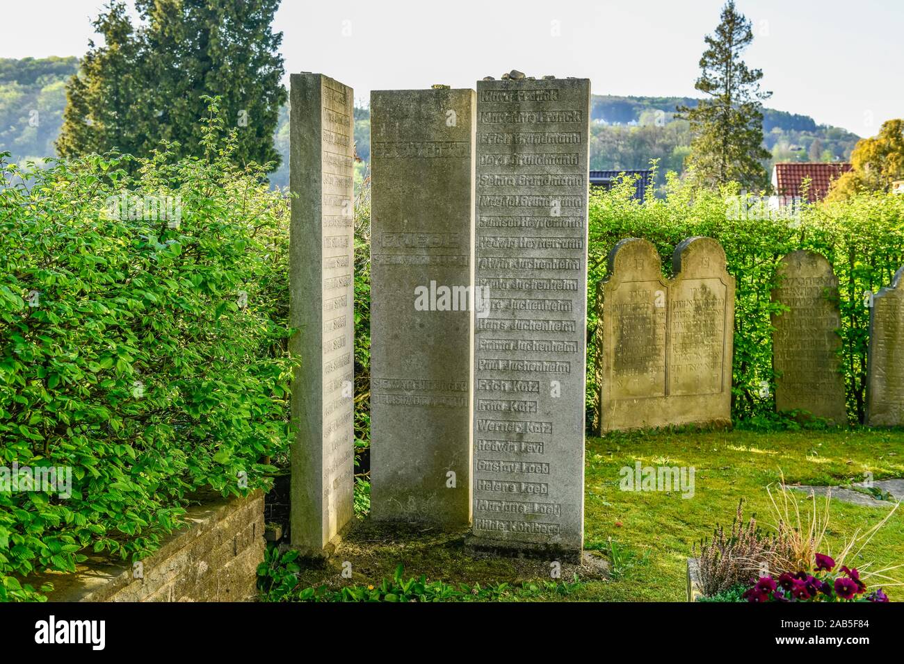 Gedenksteine, Olocausto, Alter Jüdischer Friedhof, Winterberg, Vlotho, Kreis Herford, Nordrhein-Westfalen, Deutschland Foto Stock