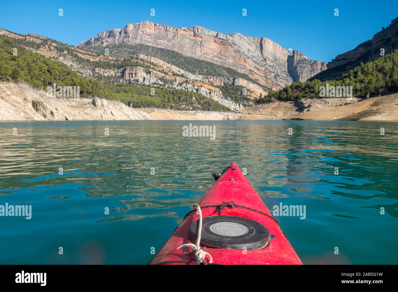 La parte anteriore di un kayak in un lago Foto Stock